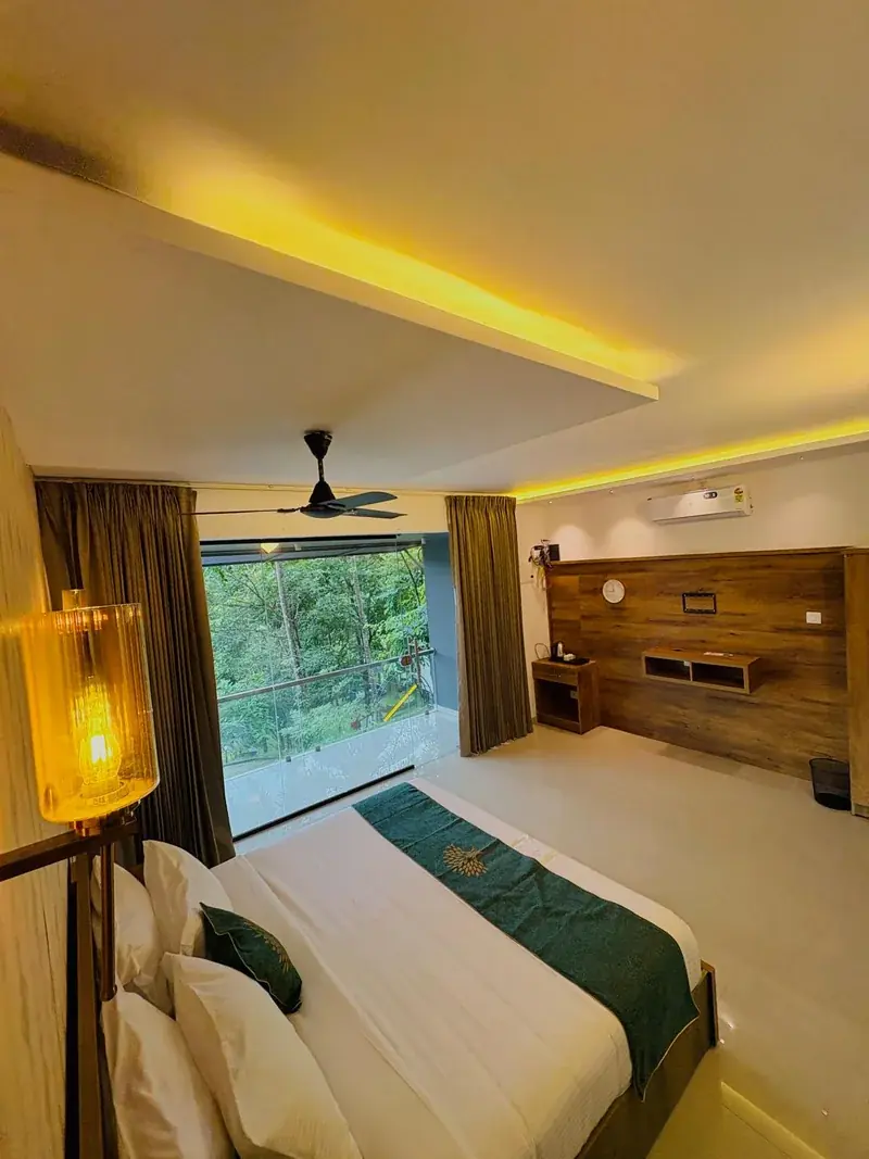 Suite room with window onto forest